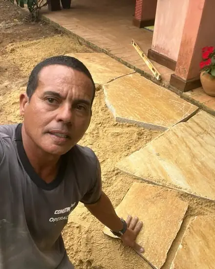 Equipe da Constru Fácil na obra, com piso em São Tomé