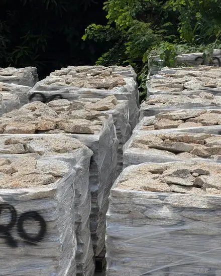 Paletes de pedra separados e embalados