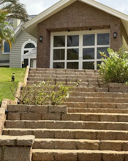 Escadaria de entrada em Pedra Folheta